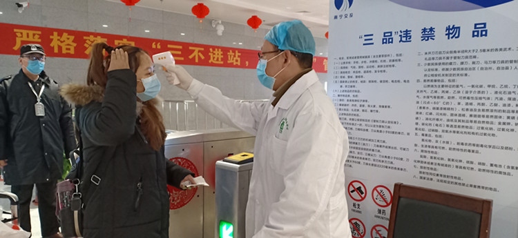 为旅客测量体温2（凤岭客运站-吕明珊摄）_副本.jpg